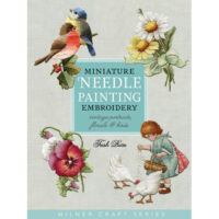 Ra54 Copertina del libro Miniature Needle Painting Embroidery di Trish Burr, con esempi di ritratti, fiori e uccelli ricamati a mano.