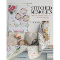 Rba77 Copertina del libro Stitched Memories di Tilly Rose, con collage di tessuti vintage e ricami a mano.