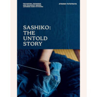 Rp146 Copertina del libro Sashiko: The Untold Story di Atsushi Futatsuya, con dettagli di ricamo giapponese a punti bianchi su tessuto indaco che evocano la profondità culturale del Sashiko.