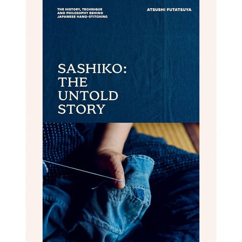 Rp146 Copertina del libro Sashiko: The Untold Story di Atsushi Futatsuya, con dettagli di ricamo giapponese a punti bianchi su tessuto indaco che evocano la profondità culturale del Sashiko.