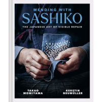 Rp147 Copertina del libro Riparare con il Sashiko di Takao “Momi” Momiyama, con dettagli di rammendo visibile su tessuti indaco e motivi geometrici giapponesi.
