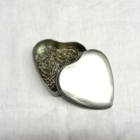 Spi161 Scatola portaspilli in metallo a forma di cuore, con spilli in ottone n°2 all’interno.