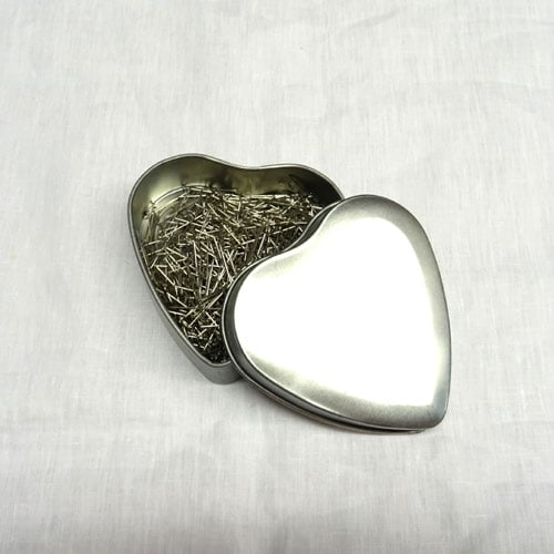 Spi161 Scatola portaspilli in metallo a forma di cuore, con spilli in ottone n°2 all’interno.