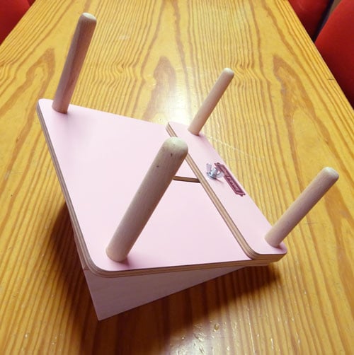 St46a Supporto da tavolo in legno di faggio con base appoggia tombolo regolabile - colore rosa