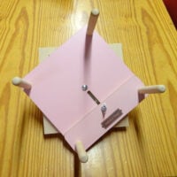 St46b Supporto da tavolo in legno di faggio con base appoggia tombolo regolabile - colore rosa