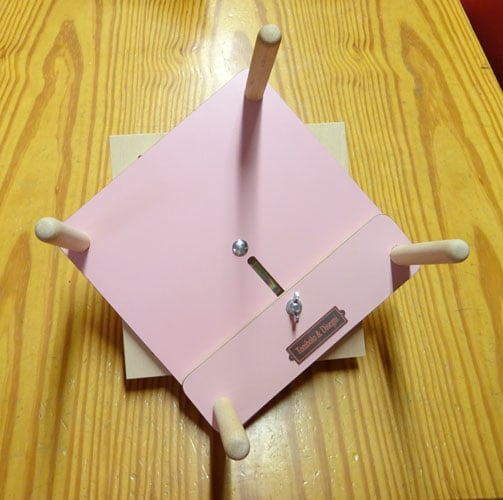 St46b Supporto da tavolo in legno di faggio con base appoggia tombolo regolabile - colore rosa