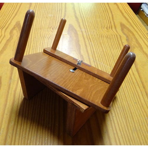 St47a Supporto da tavolo in legno di faggio verniciato con base appoggia tombolo regolabile