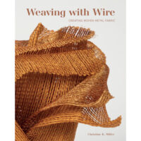 Tes169 Copertina del libro Weaving with Wire – Creating Woven Metal Fabric di Christine K. Miller, con trama intrecciata di fili metallici in primo piano su sfondo scuro, che evoca la tessitura artistica con metallo.