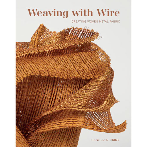 Tes169 Copertina del libro Weaving with Wire – Creating Woven Metal Fabric di Christine K. Miller, con trama intrecciata di fili metallici in primo piano su sfondo scuro, che evoca la tessitura artistica con metallo.