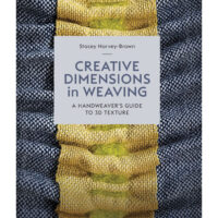 Tes171 Copertina del libro Dimensioni creative nella tessitura di Stacey Harvey‑Brown, con campioni di tessuti tridimensionali e texture scultoree che illustrano le tecniche di tessitura 3D.