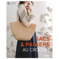 U317 Copertina del libro Sacs & Paniers au crochet di Atelier Maille, con borse e cestini in rafia lavorati a uncinetto in stile estivo.