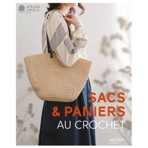 U317 Copertina del libro Sacs & Paniers au crochet di Atelier Maille, con borse e cestini in rafia lavorati a uncinetto in stile estivo.