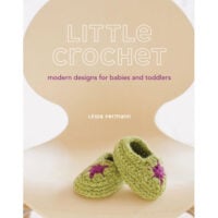 U37 Copertina del libro Little Crochet: Modern Designs for Babies and Toddlers di Linda Permann, con copertina e abbigliamento all’uncinetto per neonati.