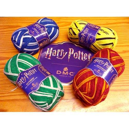 Lana67 Gomitolo DMC Harry Potter Self‑Striping Scarf Yarn – filato acrilico con righe automatiche nei colori delle casate di Hogwarts.