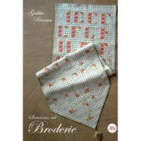 Rp150 Copertina del libro Scriviamo col Broderie di Gubbio Ricama, 12 pagine, testo in italiano, con alfabeto maiuscolo e minuscolo ricamato su stoffa a quadretti, adatto a tutti i tessuti per punto svizzero.