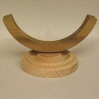 Ven117 Supporto portaventaglio in legno naturale con base tornita e arco reggi-ventaglio.
