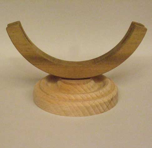 Ven117 Supporto portaventaglio in legno naturale con base tornita e arco reggi-ventaglio.